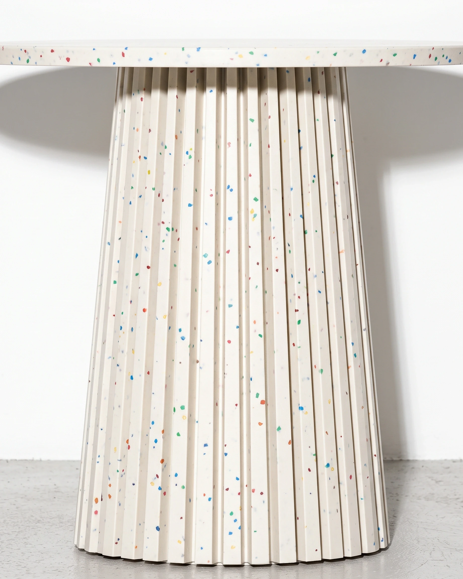 Sculptor, cone-leg table Ø60 × 55, white, colour flecks: joint close-up