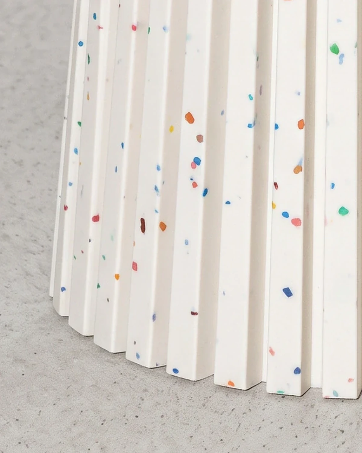Sculptor, cone-leg table Ø60 × 55, white, colour flecks: base close-up
