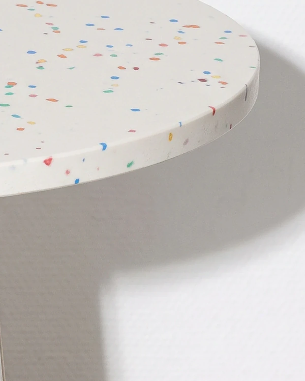 Sculptor, cone-leg table Ø60 × 55, white, colour flecks: top corner close-up