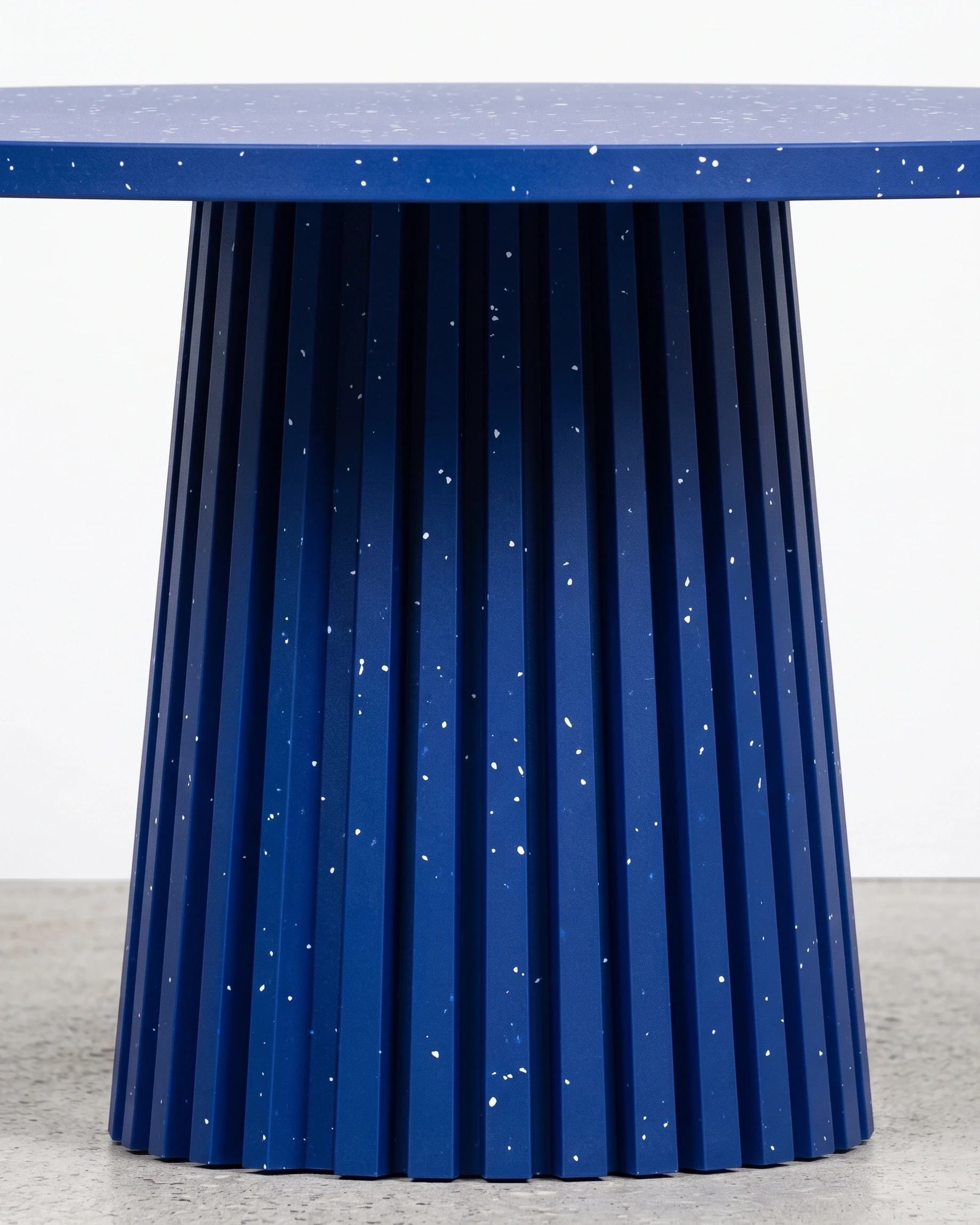 Tailor, cone-leg table Ø80 × 40, blue, white flecks: joint close-up