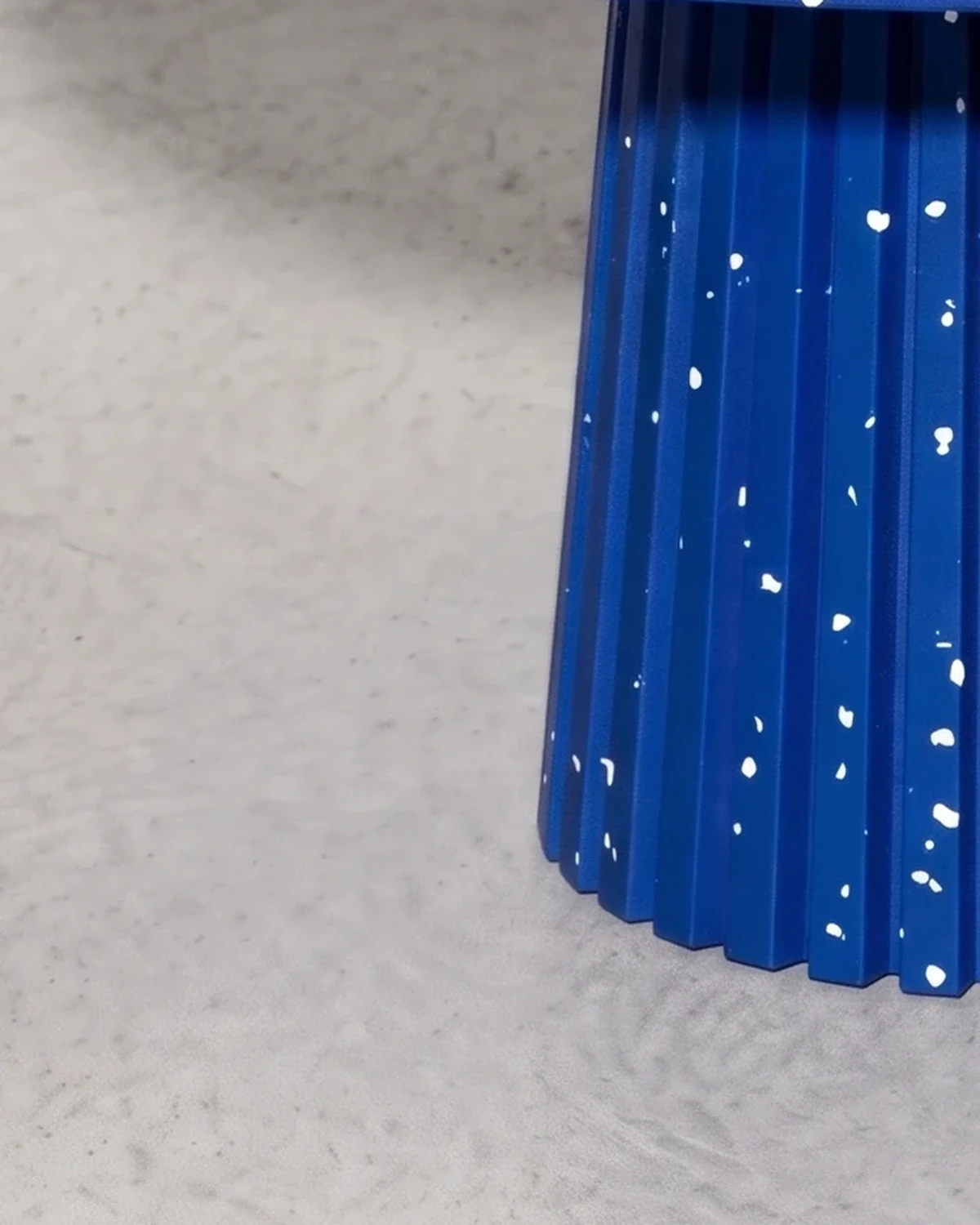 Tailor, cone-leg table Ø80 × 40, blue, white flecks: base close-up