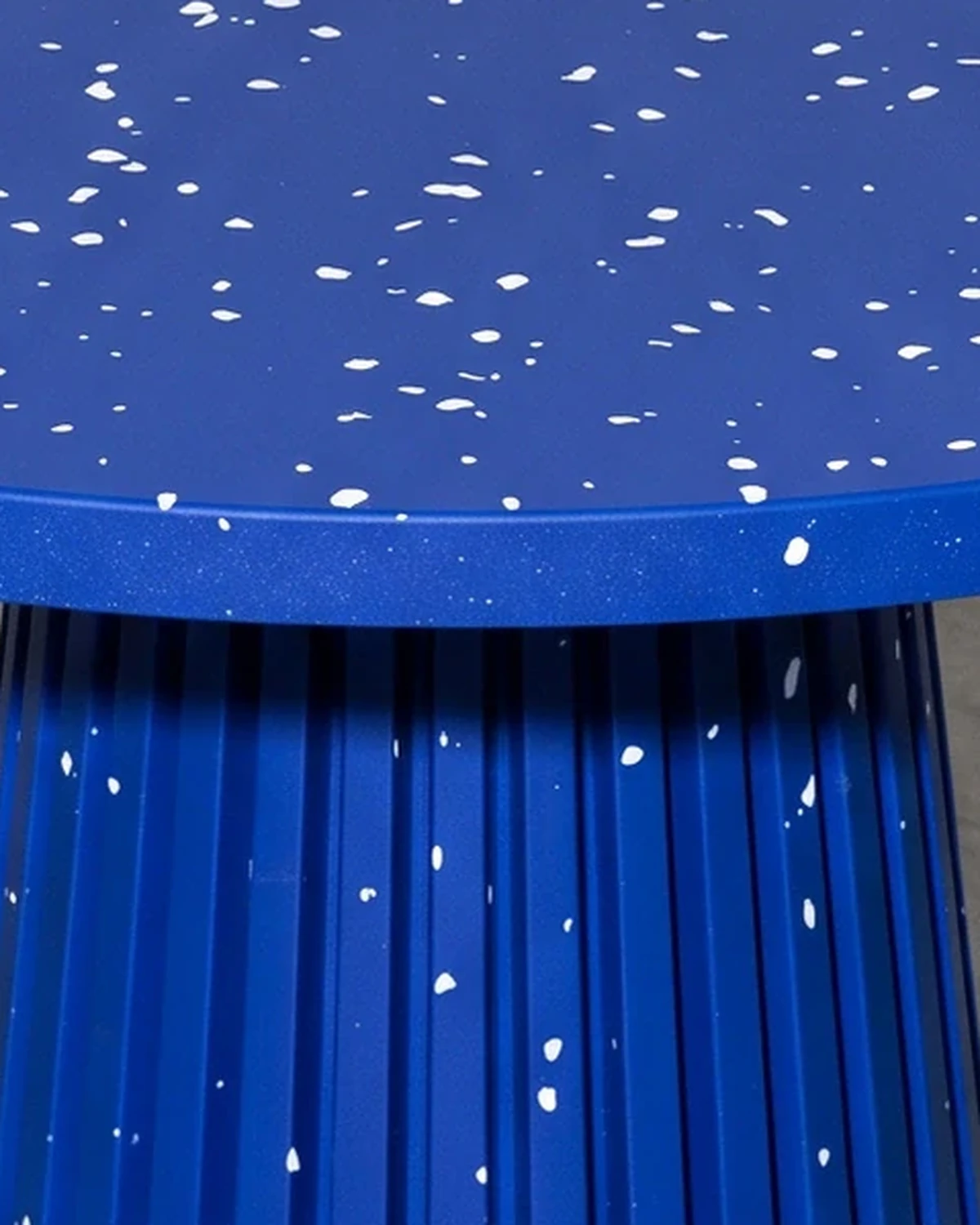 Tailor, cone-leg table Ø80 × 40, blue, white flecks: sheet close-up