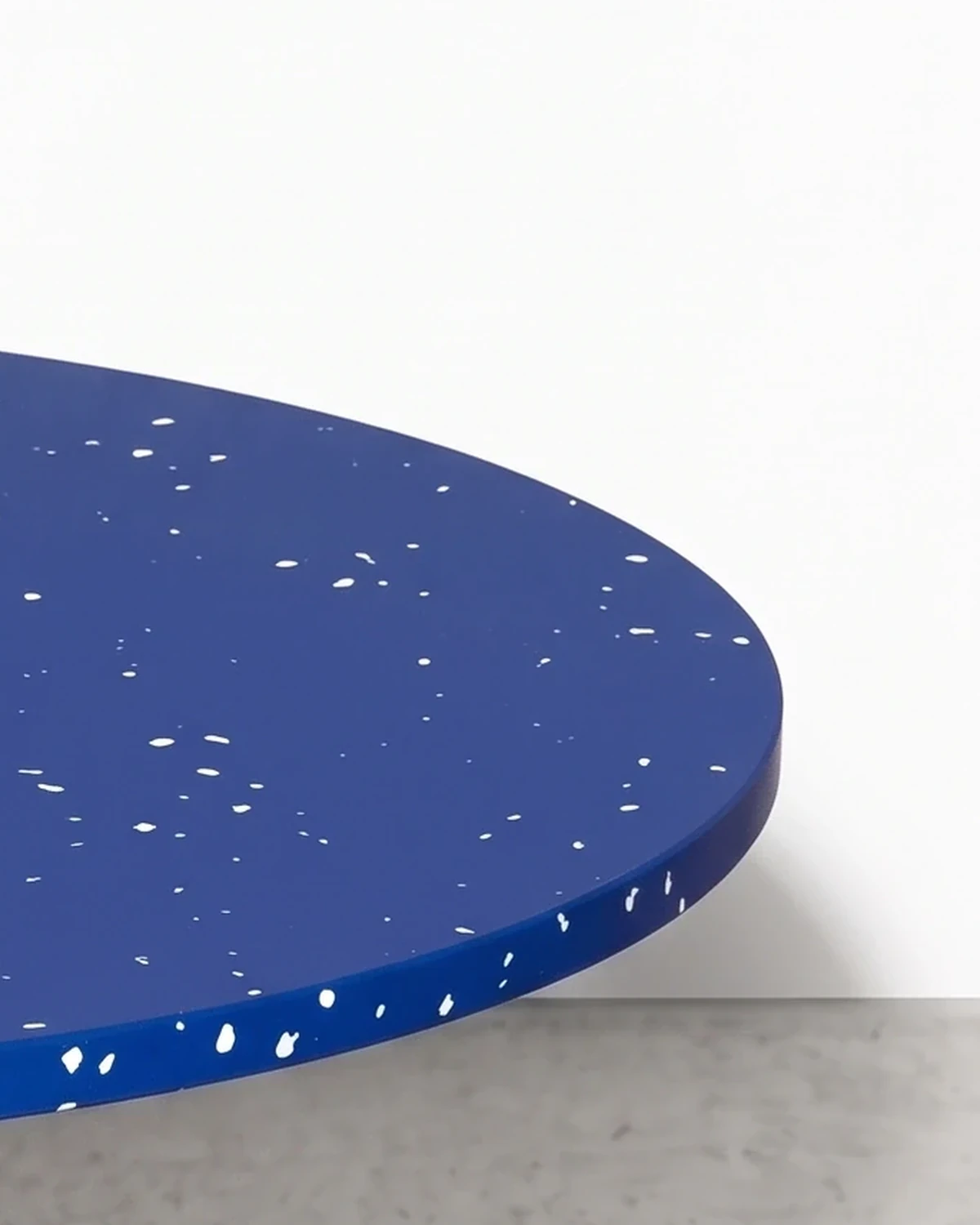 Tailor, cone-leg table Ø80 × 40, blue, white flecks: top corner close-up