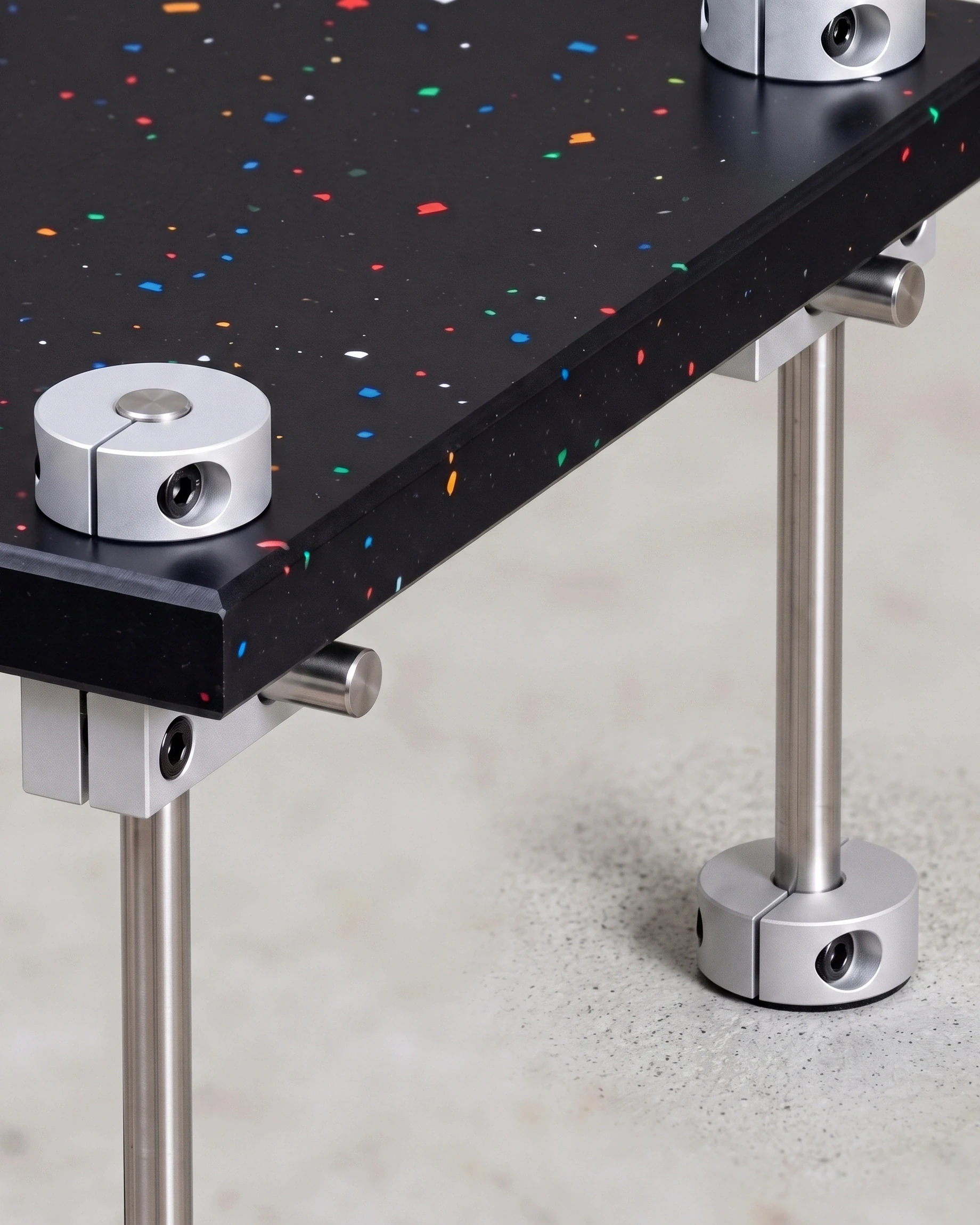 Shopkeeper, step riser 50 × 15, black, colour flecks: joint close-up