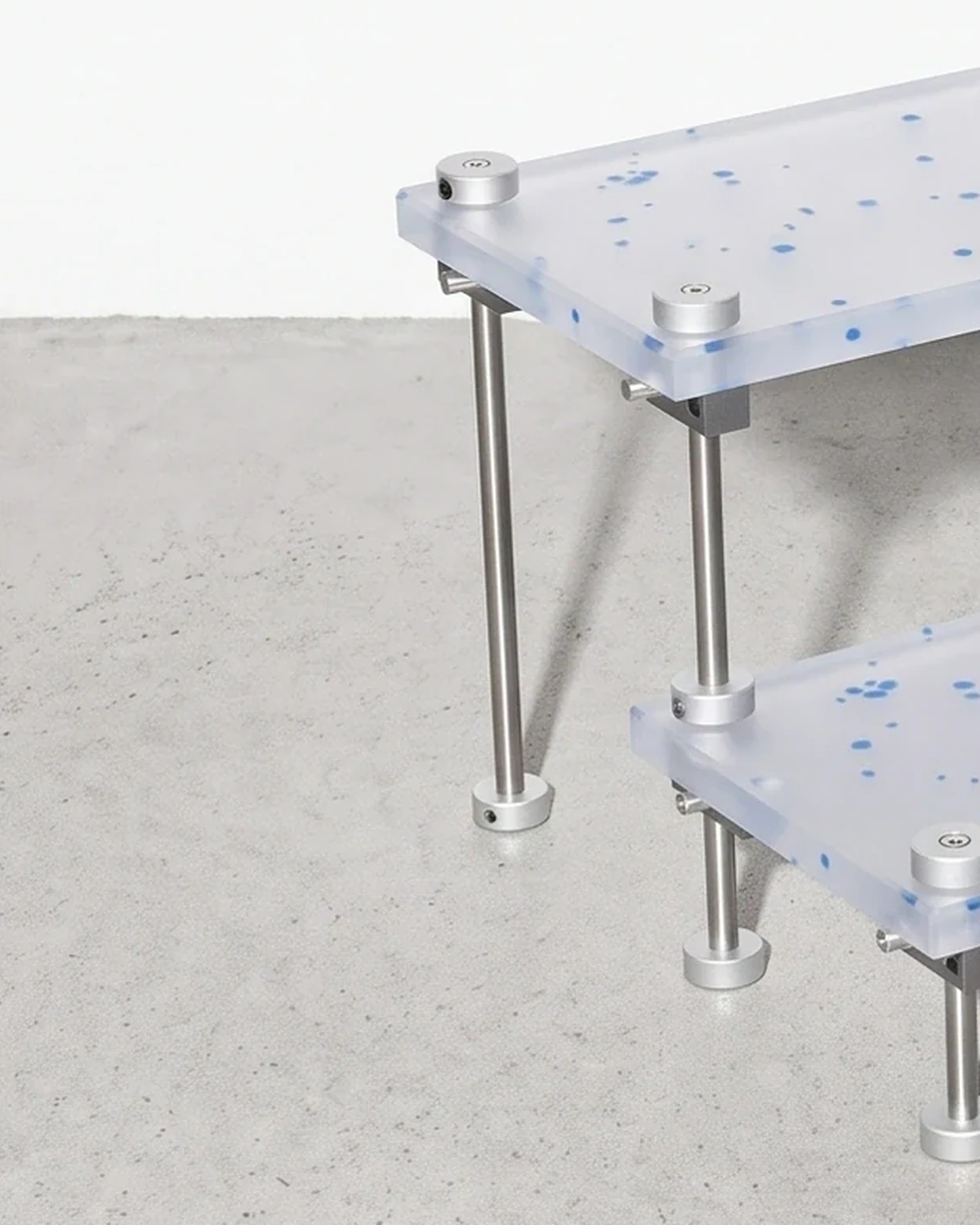 Florist, two-step riser 40 × 14, clear, light-blue flecks: base close-up