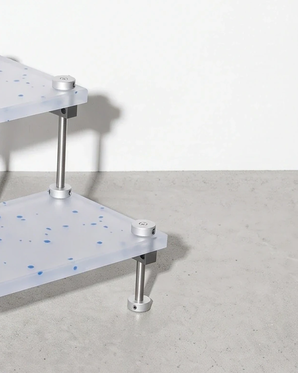 Florist, two-step riser 40 × 14, clear, light-blue flecks: top corner close-up