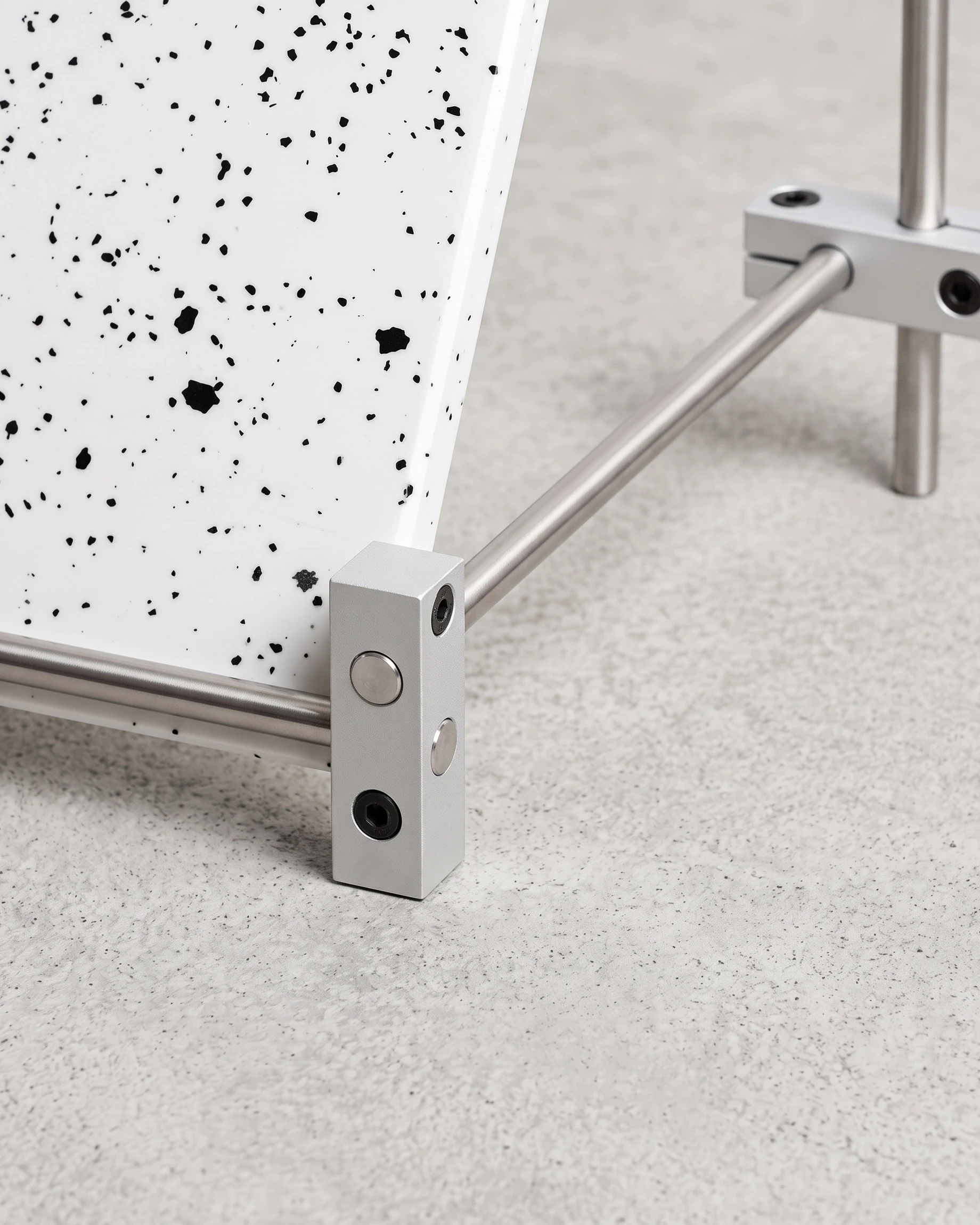 Herald, menu stand 38 × 30, white, black flecks: joint close-up