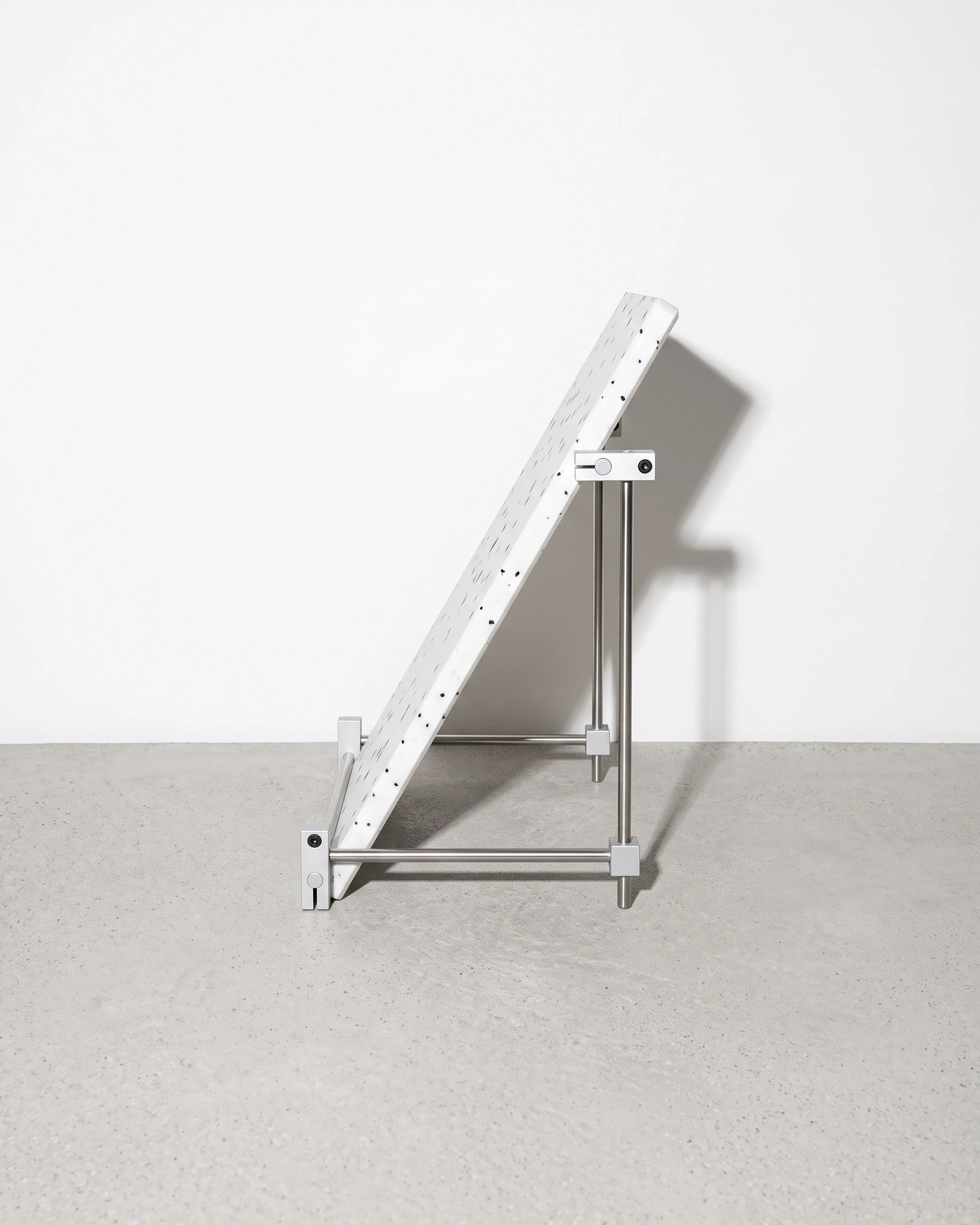 Herald, menu stand 38 × 30, white, black flecks: side view