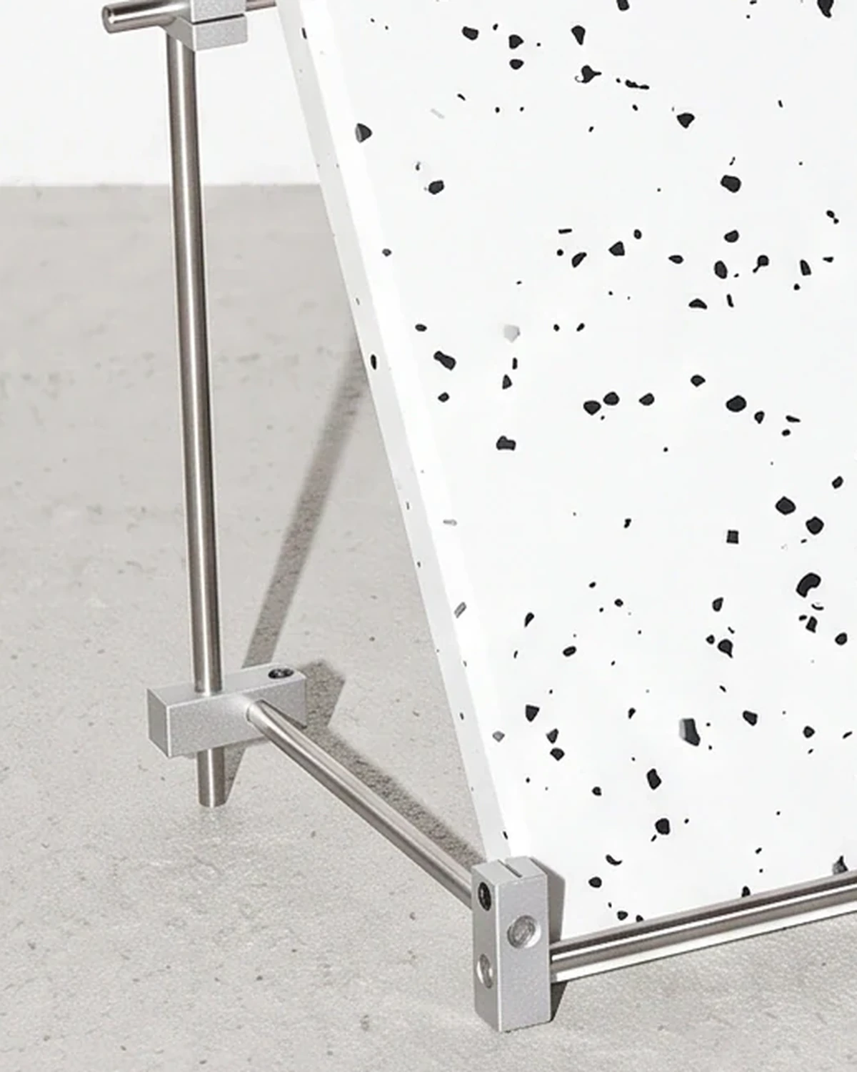 Herald, menu stand 38 × 30, white, black flecks: base close-up
