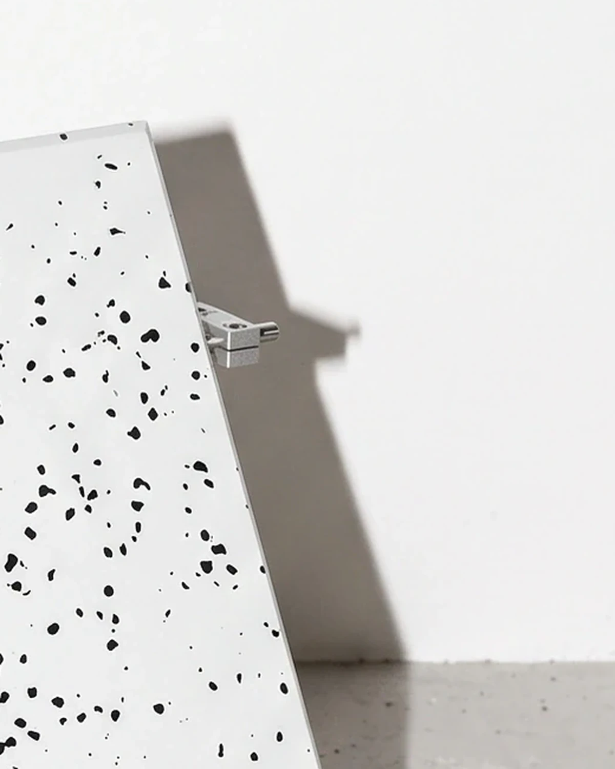 Herald, menu stand 38 × 30, white, black flecks: top corner close-up