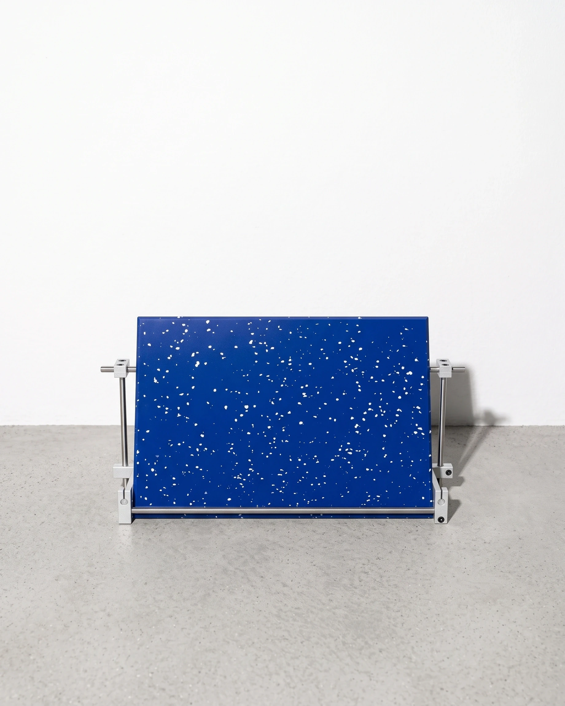 Compère, menu stand A4, blue, white flecks: front view