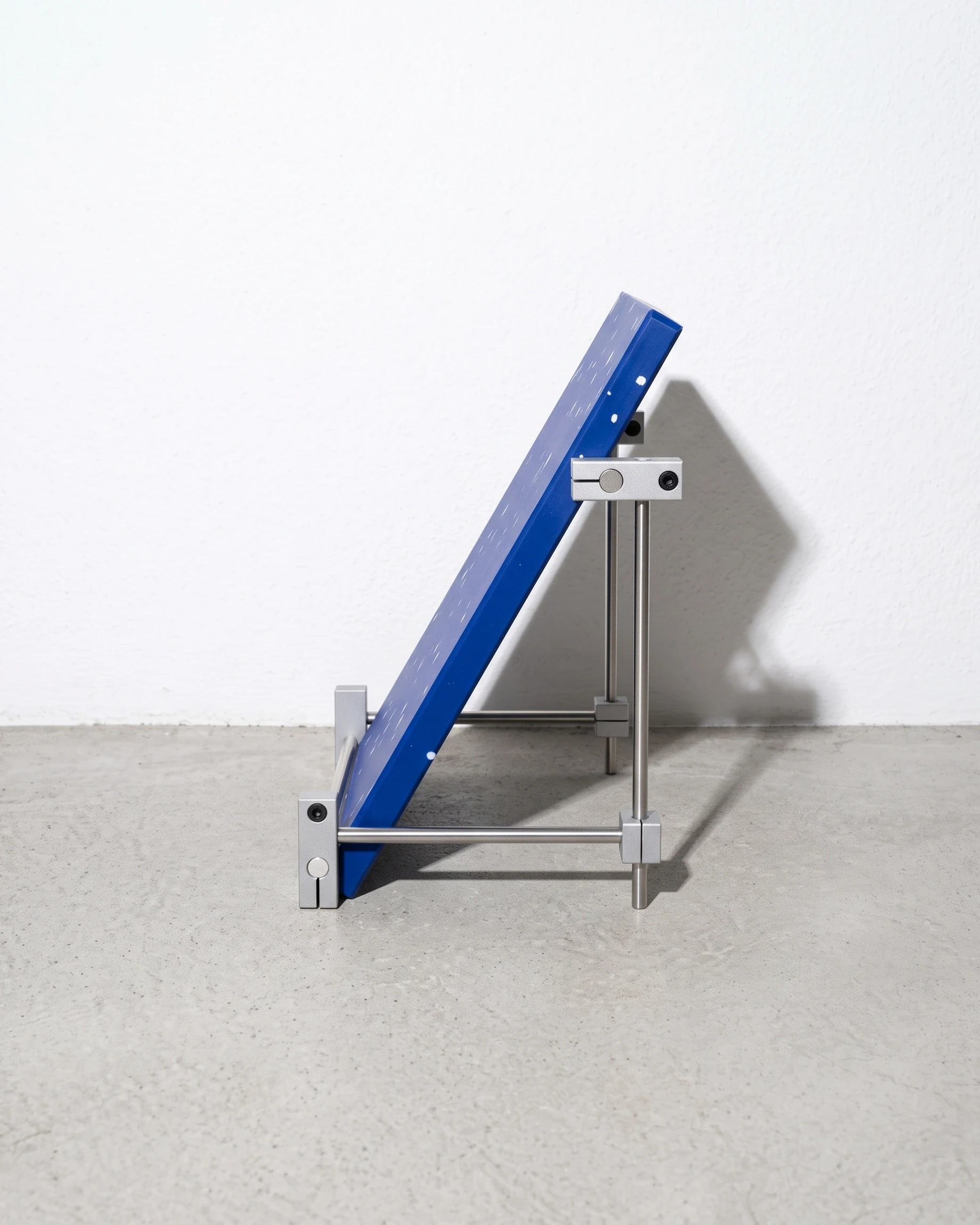 Compère, menu stand A4, blue, white flecks: side view