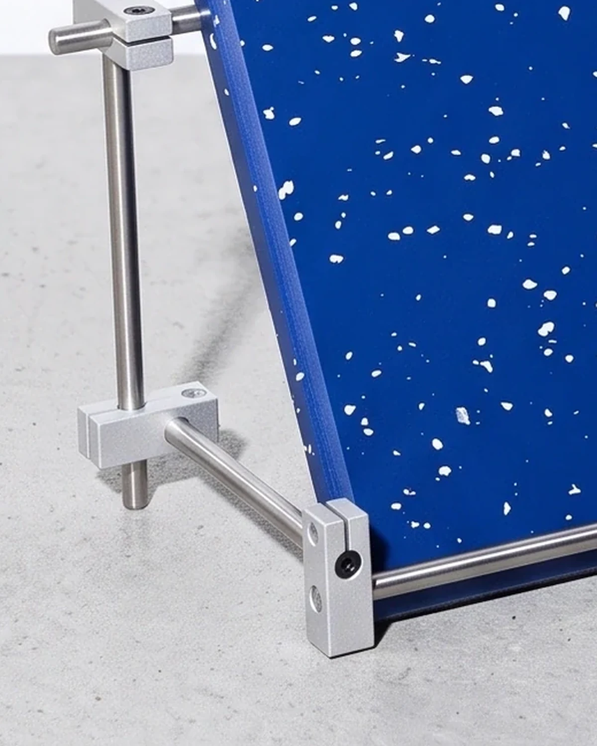 Compère, menu stand A4, blue, white flecks: base close-up