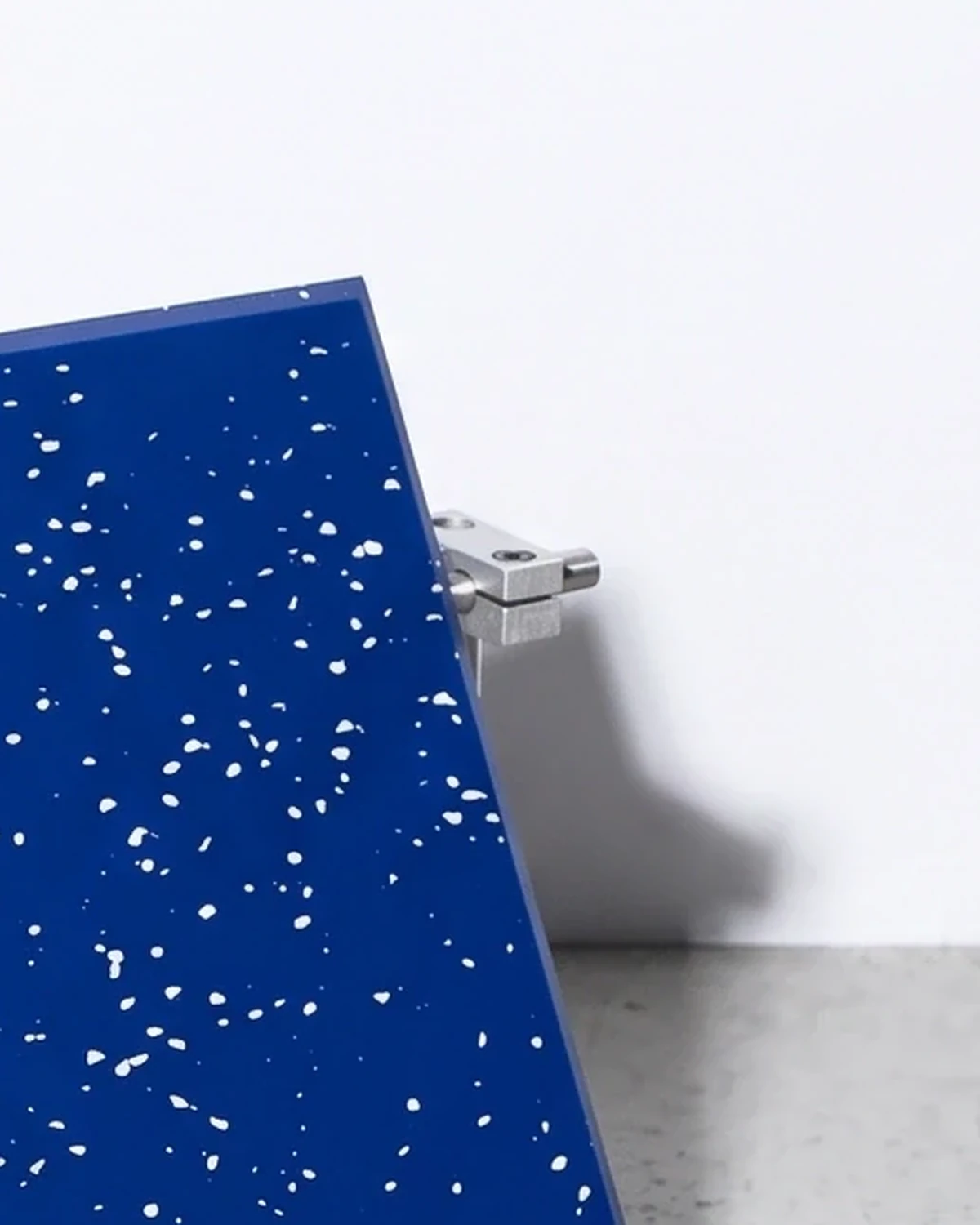 Compère, menu stand A4, blue, white flecks: top corner close-up