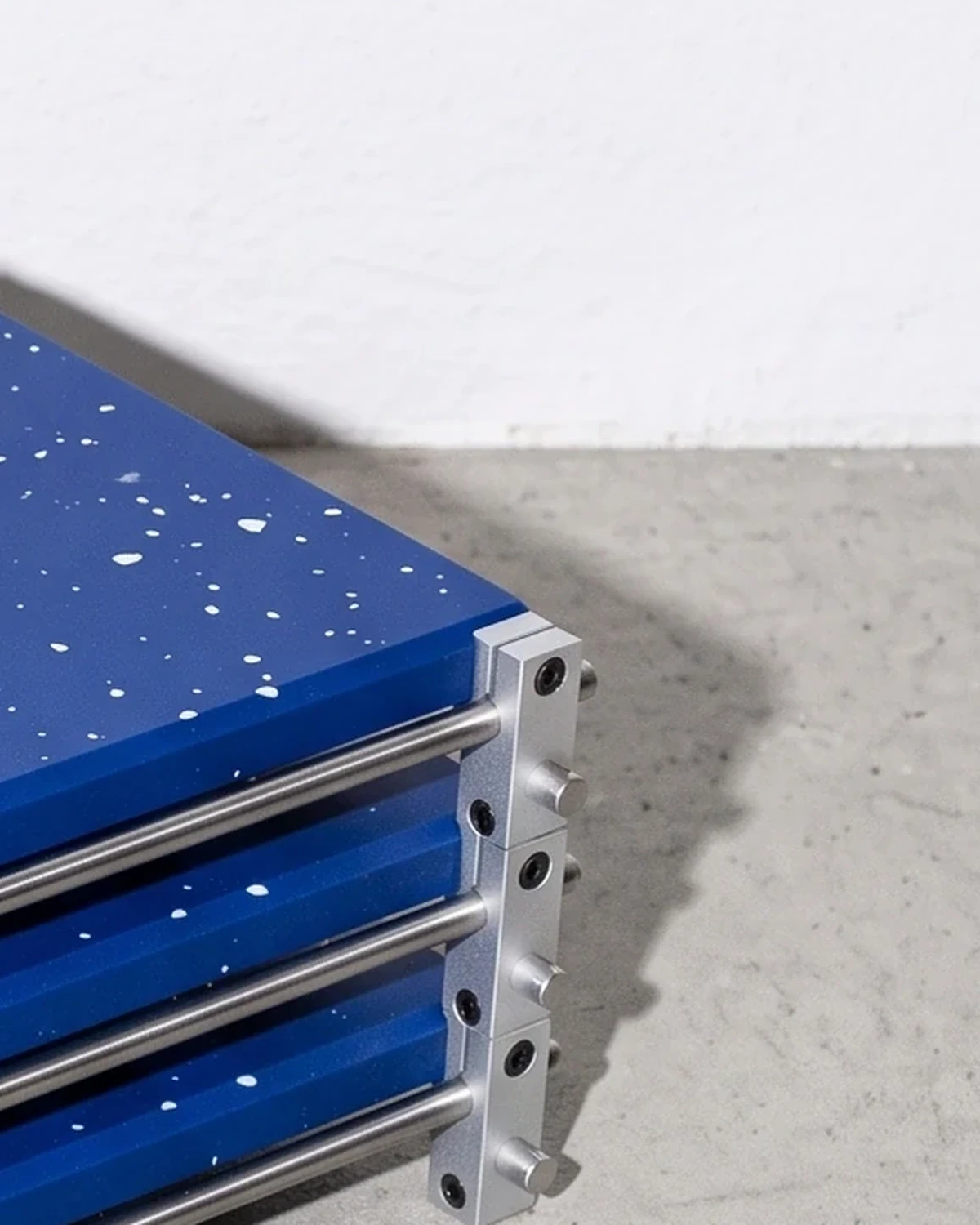 Sommelier, three-tier organiser 24 × 16, blue, white flecks: top corner close-up