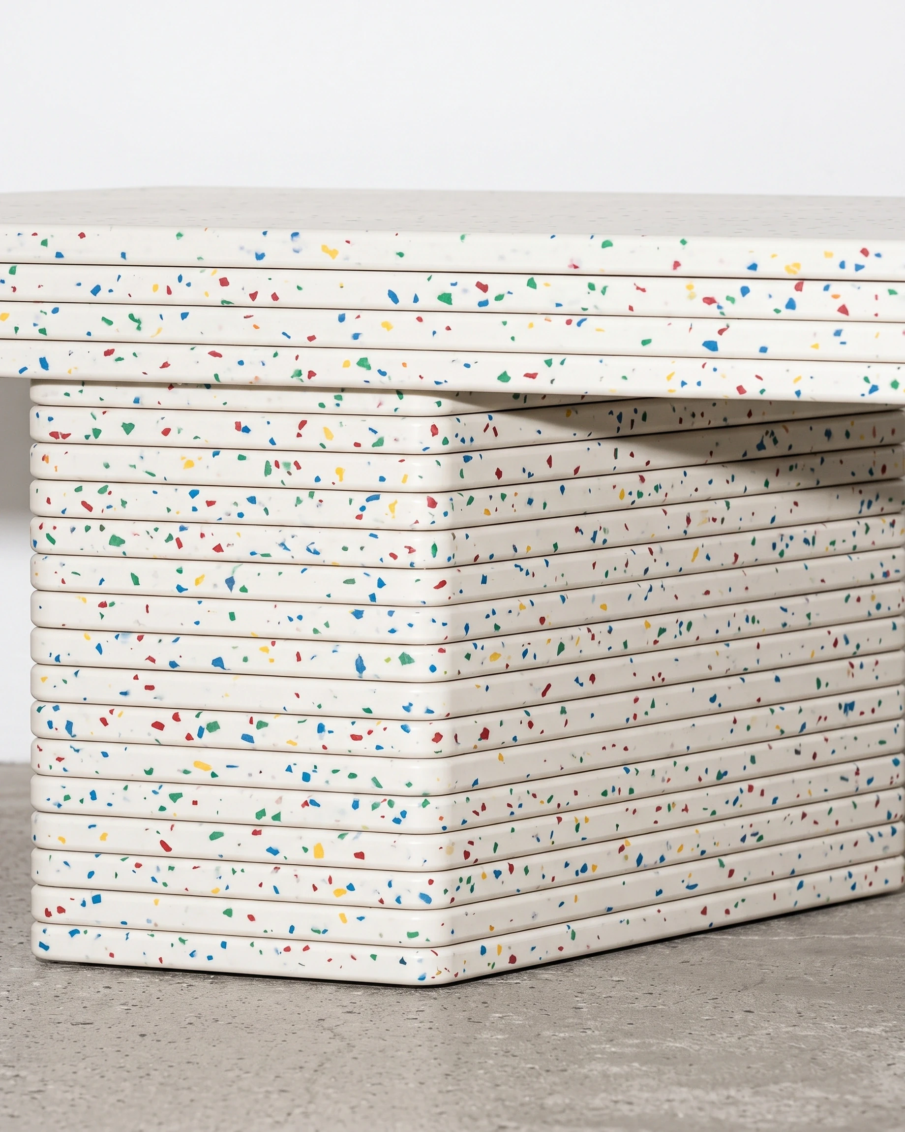 Psychologist, daybed 180 × 75 × 40, white, colour flecks: joint close-up