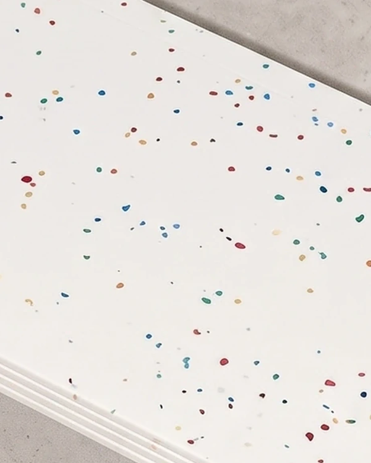 Psychologist, daybed 180 × 75 × 40, white, colour flecks: sheet close-up