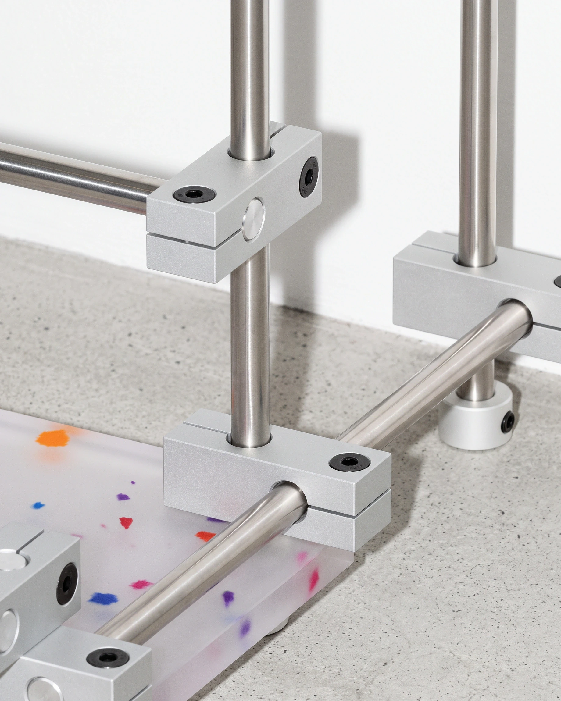 Apothecary, two-tier riser with raised edges 40 × 20, translucent, colour flecks: joint close-up