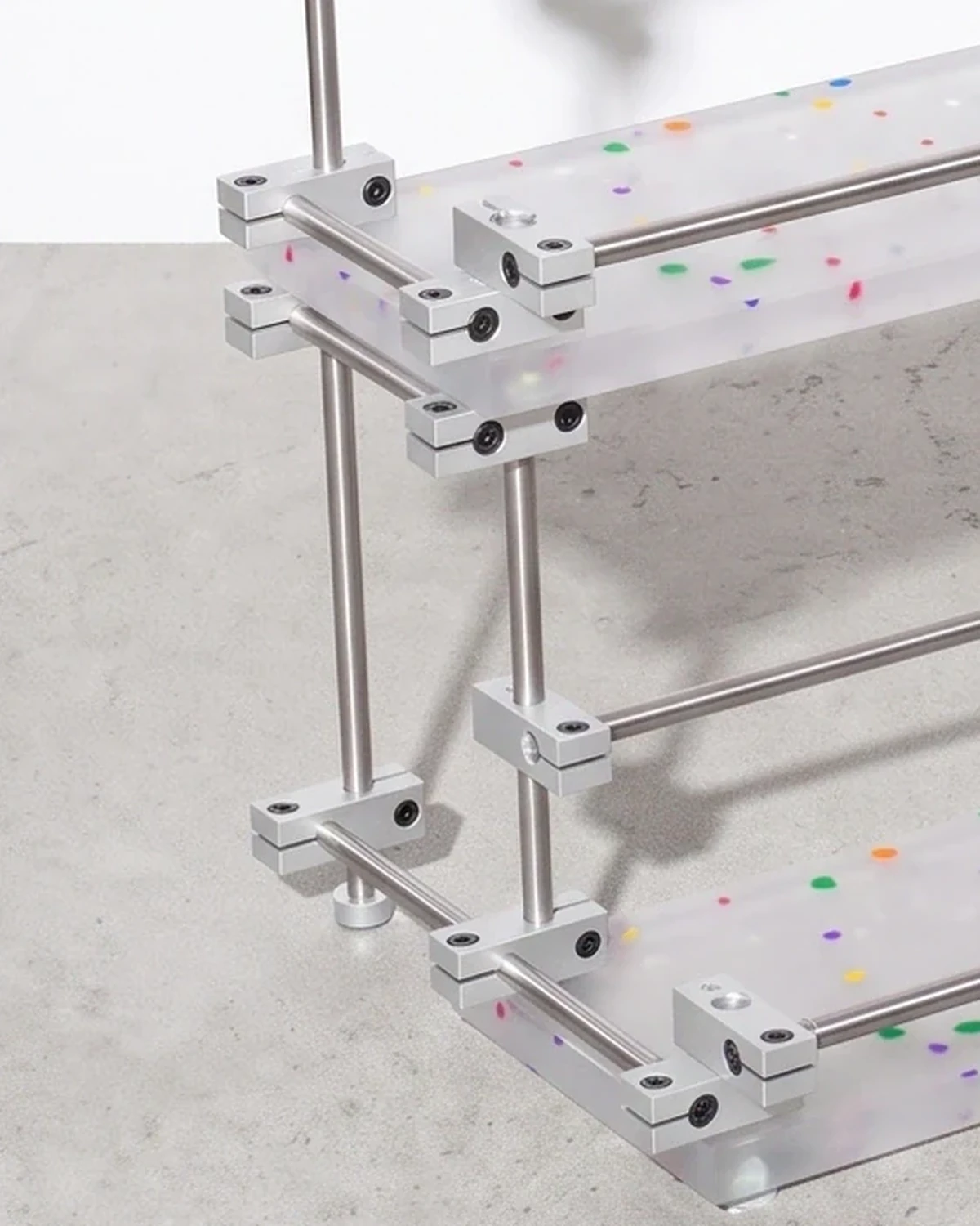 Apothecary, two-tier riser with raised edges 40 × 20, translucent, colour flecks: base close-up